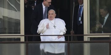 El papa Francisco reaparece tras cinco semanas de hospitalización y agradece el apoyo recibido