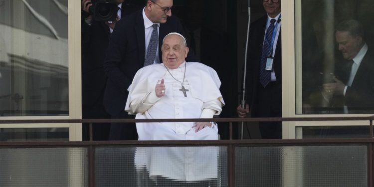 El papa Francisco reaparece tras cinco semanas de hospitalización y agradece el apoyo recibido