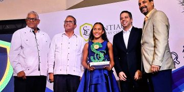 Esther Hidalgo es reconocida como Atleta del Año en gran gala del Santiago Country Club