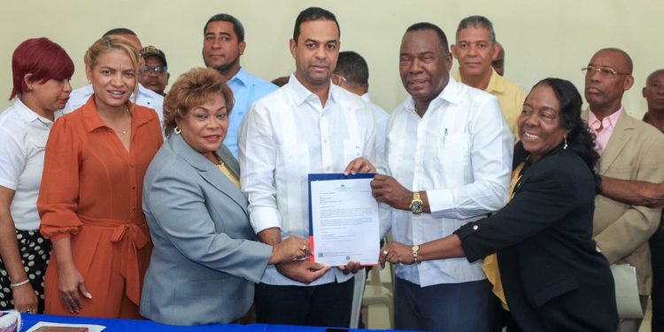 Gobernadora de Santo Domingo entrega certificación de fondos para compra de equipos en La Caleta