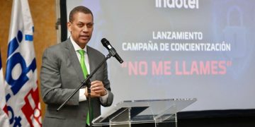 Presidente del INDOTEL durante lanzamiento de campaña “No me llames” para concientizar sobre llamadas fraudulentas.