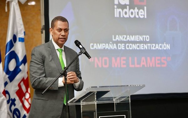 Presidente del INDOTEL durante lanzamiento de campaña “No me llames” para concientizar sobre llamadas fraudulentas.