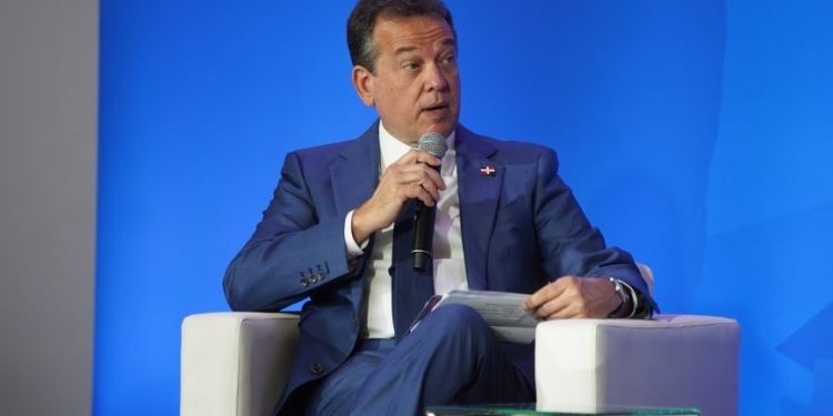 Ministro Ito Bisonó afirma que República Dominicana está en la mira de los inversionistas globales