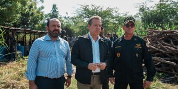 Ministro Ito Bisonó encabeza operativo que desmantela fábrica clandestina de alcohol en Barahona