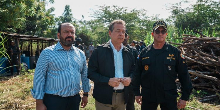 Ministro Ito Bisonó encabeza operativo que desmantela fábrica clandestina de alcohol en Barahona