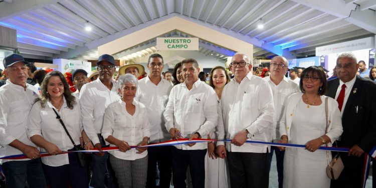 Ministro Limber Cruz inaugura moderno stand del Ministerio de Agricultura en la Feria Agropecuaria Nacional 2025