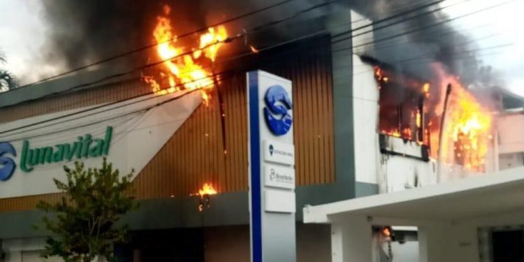 Incendio afecta centro de medicina integrativa en Santiago