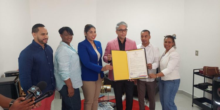 Néstor Castillo regresa a República Dominicana para compartir su experiencia y recibir reconocimiento
