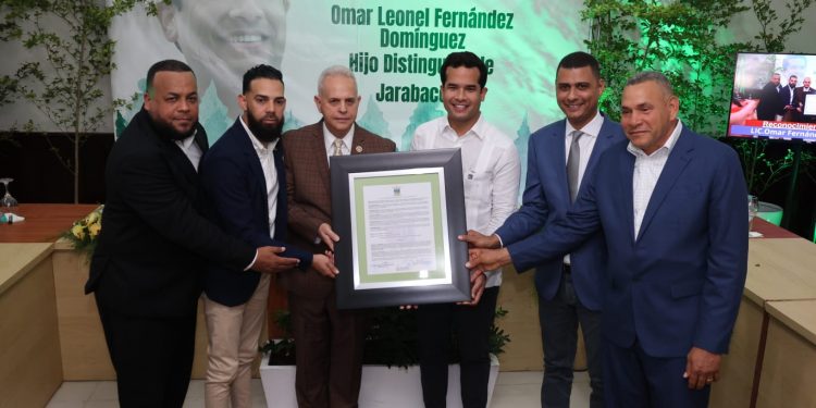 Omar Fernández es reconocido como “Hijo Distinguido” de Jarabacoa por su impacto en la juventud y la democracia