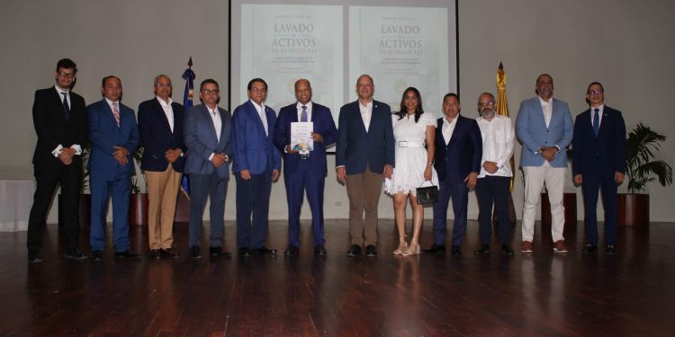 Raymond Familia presenta su nuevo libro sobre prevención de lavado de activos en el contexto de tecnologías emergentes