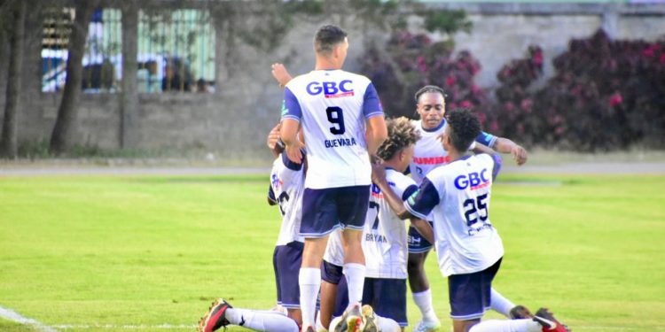 Salcedo FC domina el «Derbi de los Vecinos» con contundente 3-0 ante Moca FC