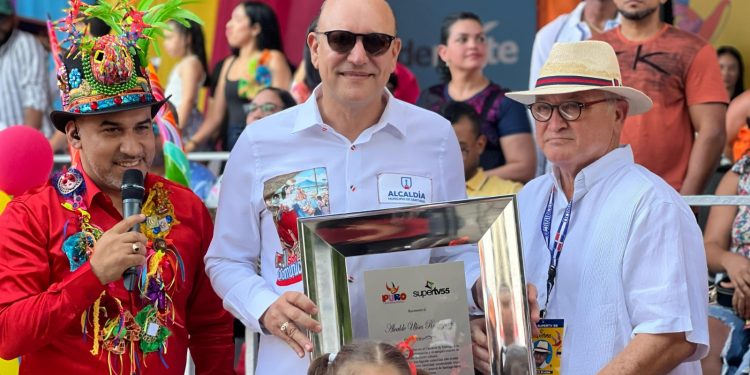 Super TV 55 otorga reconocimiento a la Alcaldía de Santiago por su apoyo al carnaval