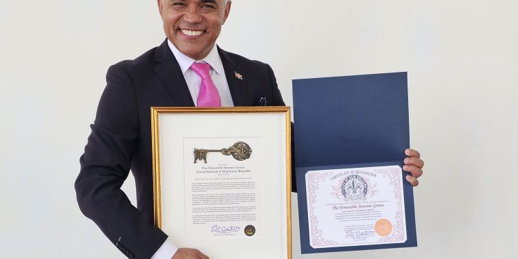 Nueva Orleans entrega Llave de la Ciudad y Ciudadanía Honoraria al ex cónsul dominicano Tony Genao