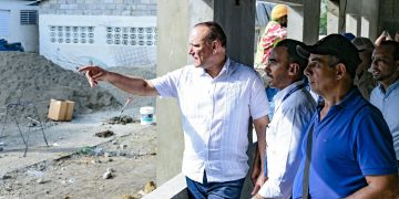 Ulises Rodríguez supervisa avance de la reconstrucción de Capilla San Pedro en Los Pérez de Gurabo