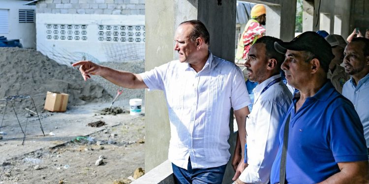 Ulises Rodríguez supervisa avance de la reconstrucción de Capilla San Pedro en Los Pérez de Gurabo