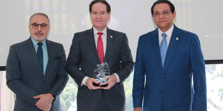 Unión Médica reconoce a José Luis Corripio Estrada por sus aportes al arte, la cultura y el desarrollo del país