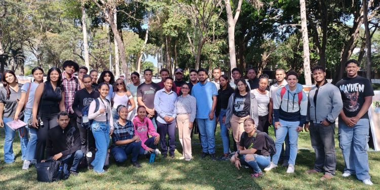 “Versos en el Muro” culmina en la Universidad ISA con emotiva celebración por el Día Mundial de la Poesía