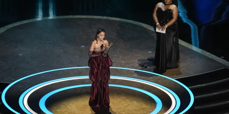 Zoe Saldaña hace historia en los Premios Oscar 2025