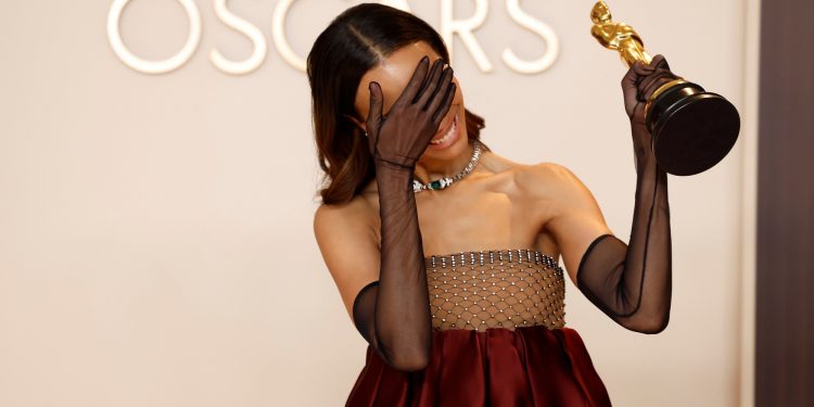 Zoe Saldaña hace historia en los Óscar: la dominicana que venció la dislexia y conquistó Hollywood