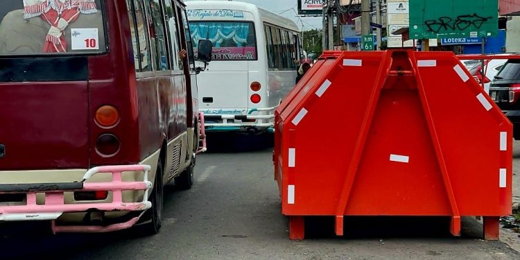 DIGESETT coordinará con autoridades para resolver la obstrucción de contenedores en vías públicas