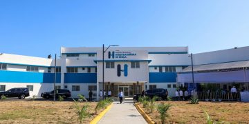 Presidente Abinader inaugura hospital en Baní y centro deportivo en Azua