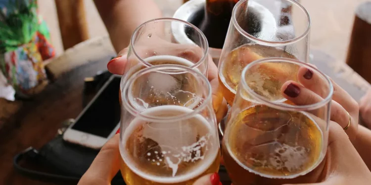 La forma menos perjudicial de consumir alcohol, según expertos