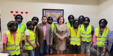 Refuerzan la seguridad vial para motoconchistas en Santiago con entrega de cascos y chalecos