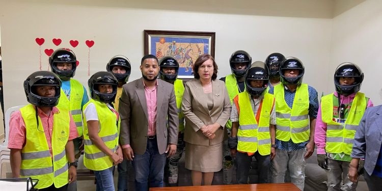 Refuerzan la seguridad vial para motoconchistas en Santiago con entrega de cascos y chalecos