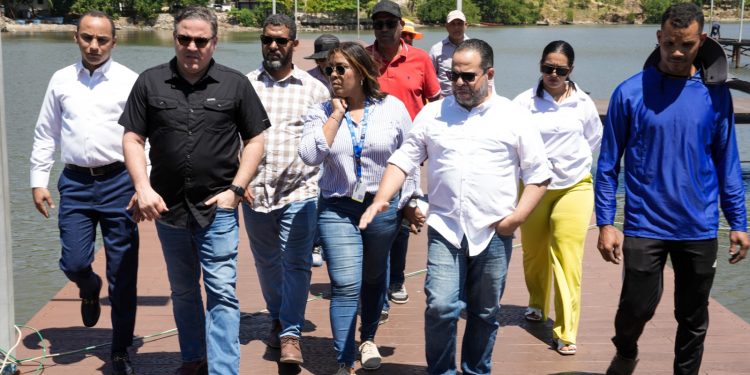 APORDOM realiza mantenimiento preventivo en muelle turístico y pesquero de Sánchez, Samaná