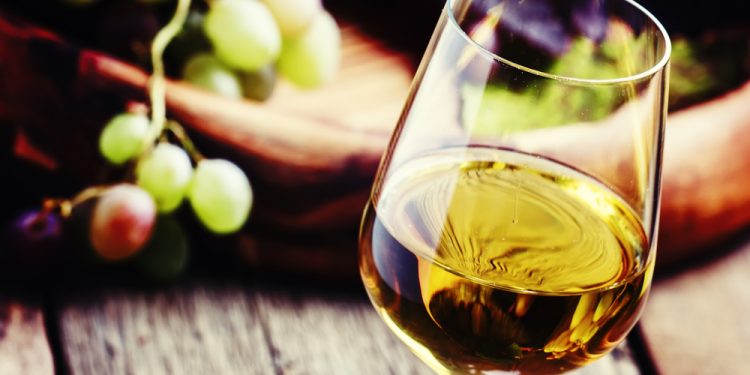 El vino blanco podría aumentar el riesgo de cáncer de piel, según un estudio