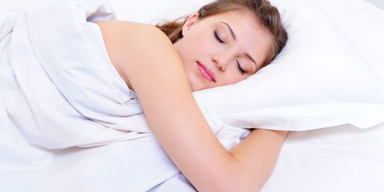 ¿Deben dormir más las mujeres que los hombres? Lo que dice la ciencia sobre el descanso femenino