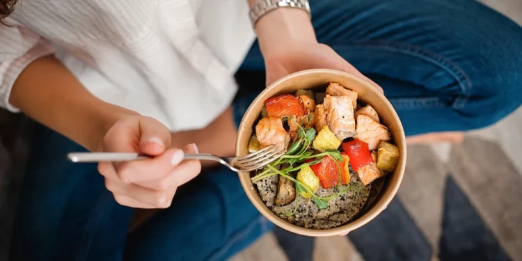 ¿Cuál es la mejor hora para cenar? Expertos explican cómo afecta al cuerpo cenar tarde