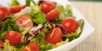 ¿Qué le pasa a tu cuerpo si cenas ensalada todos los días? Esto dicen los expertos
