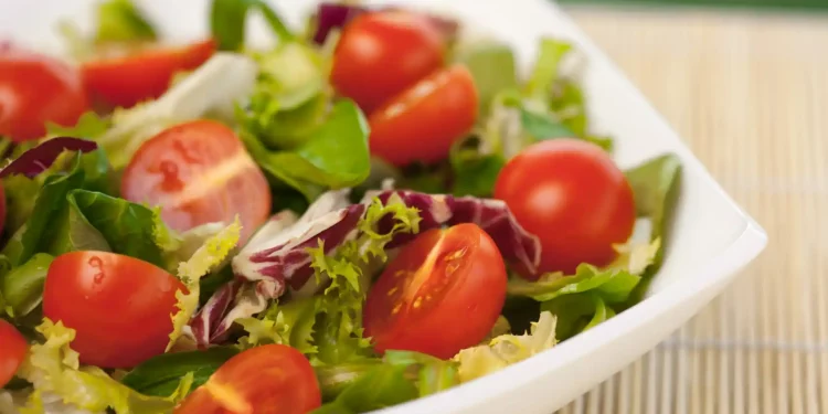 ¿Qué le pasa a tu cuerpo si cenas ensalada todos los días? Esto dicen los expertos