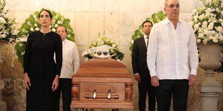 Presidente Abinader asiste a homenaje póstumo de Rubby Pérez en el Teatro Nacional