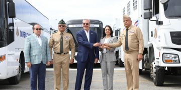 Presidente Abinader entrega 58 vehículos para fortalecer operativos migratorios