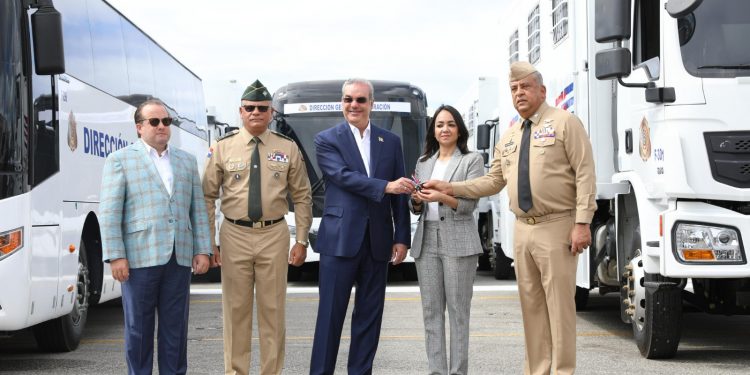 Presidente Abinader entrega 58 vehículos para fortalecer operativos migratorios
