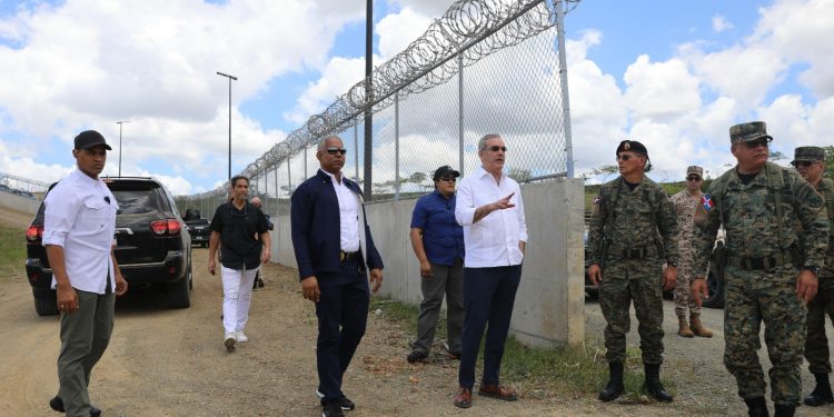 Presidente Abinader llama a tropas a ser «los ojos de la patria» en la frontera
