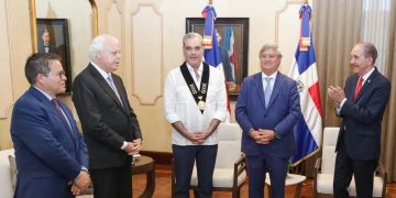 Presidente Abinader recibe Medalla de Valores Democráticos Fernando Belaunde Terry