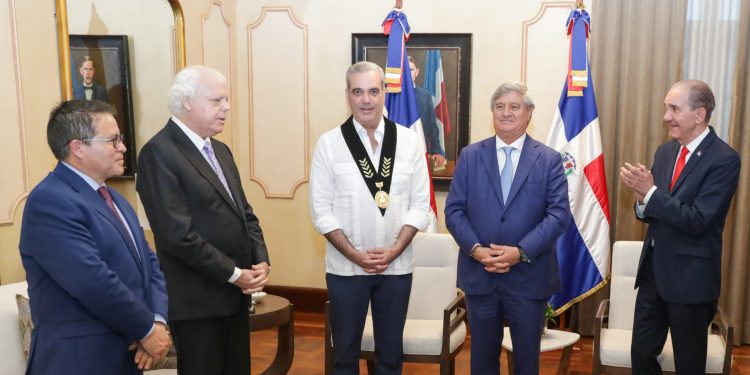 Presidente Abinader recibe Medalla de Valores Democráticos Fernando Belaunde Terry