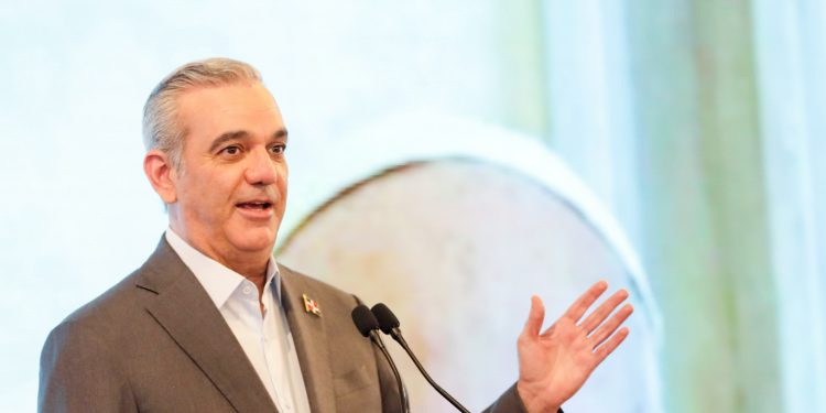 Presidente Abinader reitera llamado al PLD y a Fuerza del Pueblo a unirse al pacto nacional contra la inmigración ilegal