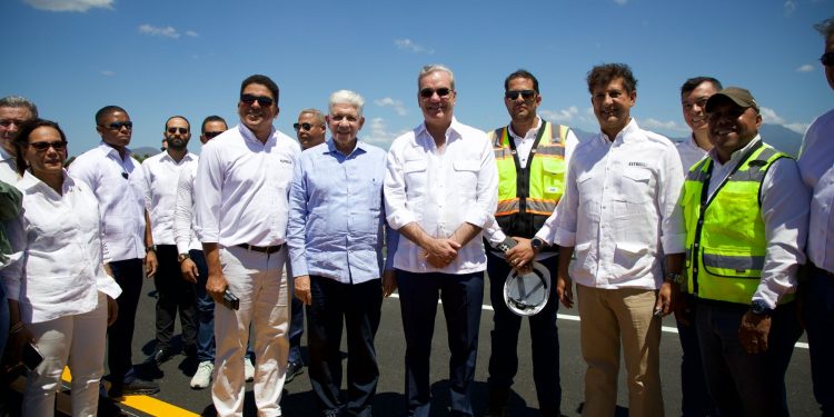 Presidente Abinader supervisa avances en la circunvalación de Baní; tramo estará habilitado temporalmente en Semana Santa