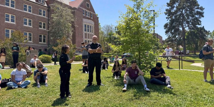 Tiroteo en universidad de Florida dejó dos muertos y cinco heridos; el atacante está bajo custodia