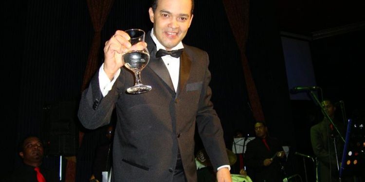 Álex Bueno revela las historias detrás de sus canciones más icónicas