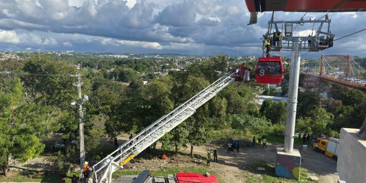 Bomberos de Santiago participan en simulacro de rescate en el Teleférico