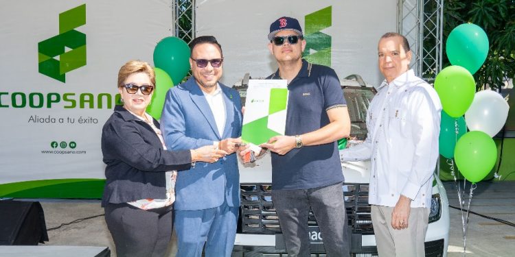 COOPSANO entrega jeepeta 0 kilómetro a socio ganador de Sabaneta en cierre de campaña de fin de año