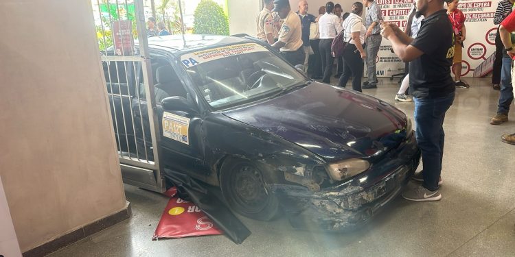 Chofer de carro público se estrella contra la Terminal 1 del Teleférico de Santiago