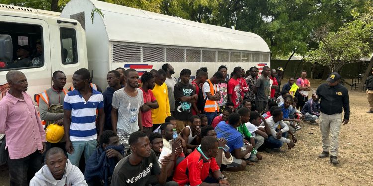 DGM detiene 98 extranjeros indocumentados en operativos simultáneos en Santo Domingo Oeste y Puerto Plata