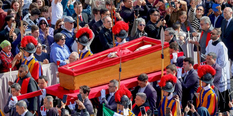El féretro del papa Francisco llega a la Basílica de San Pedro
