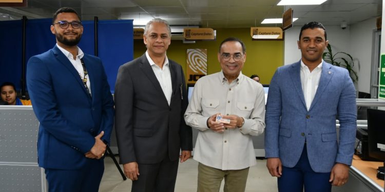 Gilberto Santa Rosa recibe documentos de identidad dominicanos tras obtener nacionalidad